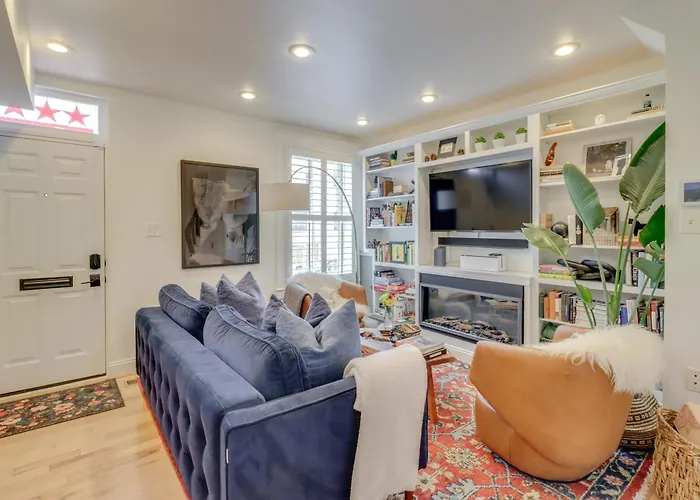 Stunning Dc Townhome With Private Outdoor Space!